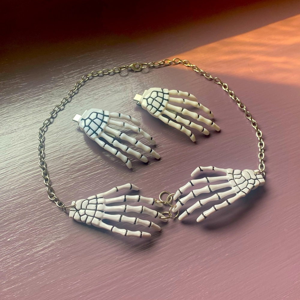 ❌SOLD❌  Skeleton hands necklace and hair clips